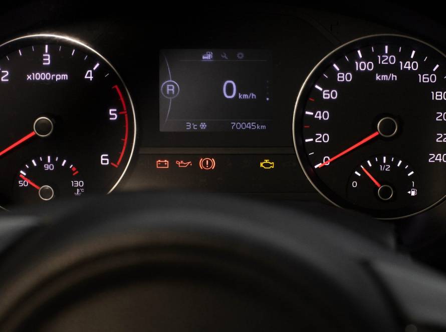 Luz do motor acesa, fixa ou a piscar, o que fazer