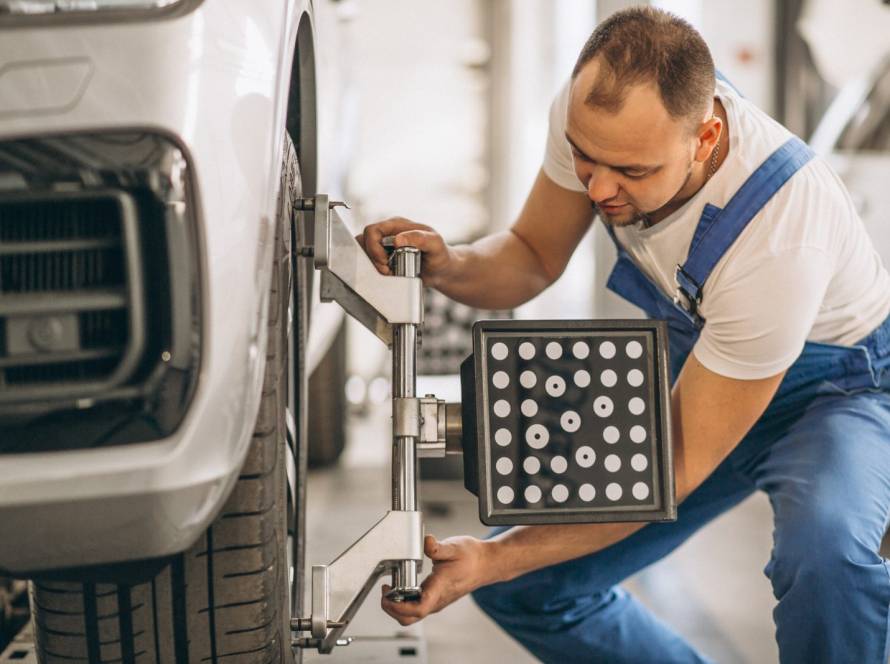 Volante torto e pneus gastos de um lado, sinais de desalinhamento