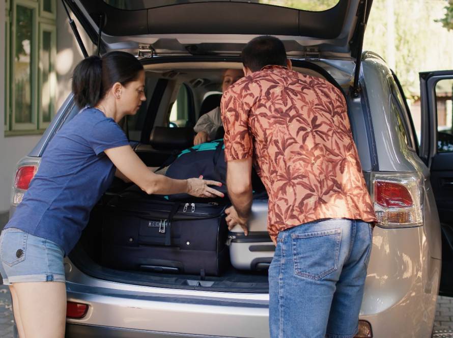 Carro carregado para férias, o que muda nos pneus, travões e luzes