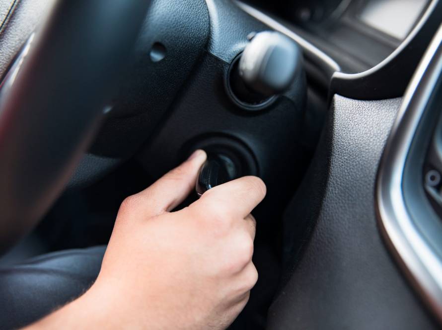 O carro não pega de manhã, bateria, arranque ou alternador